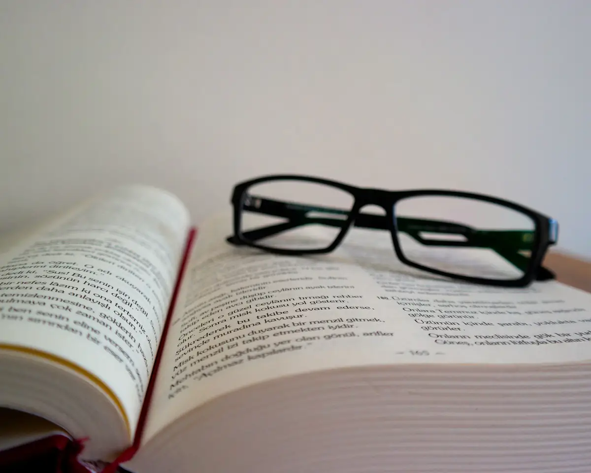 Açık kitap üzerinde gözlük