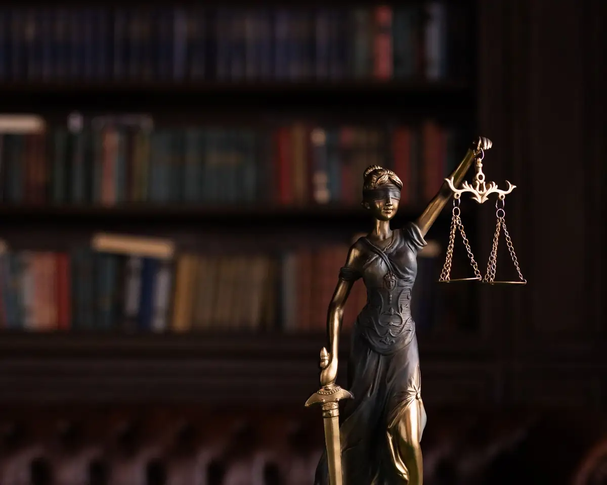 Kütüphane önünde Themis heykelciği ve tokmak